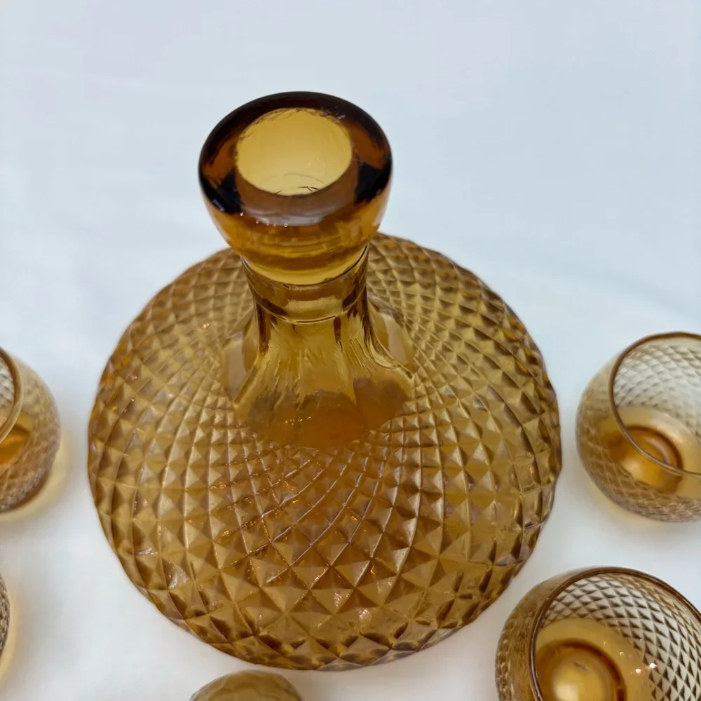 Vintage Amber Textured Glass Decanter And 5 Glasses Diamond Round w/ Lid Cordial